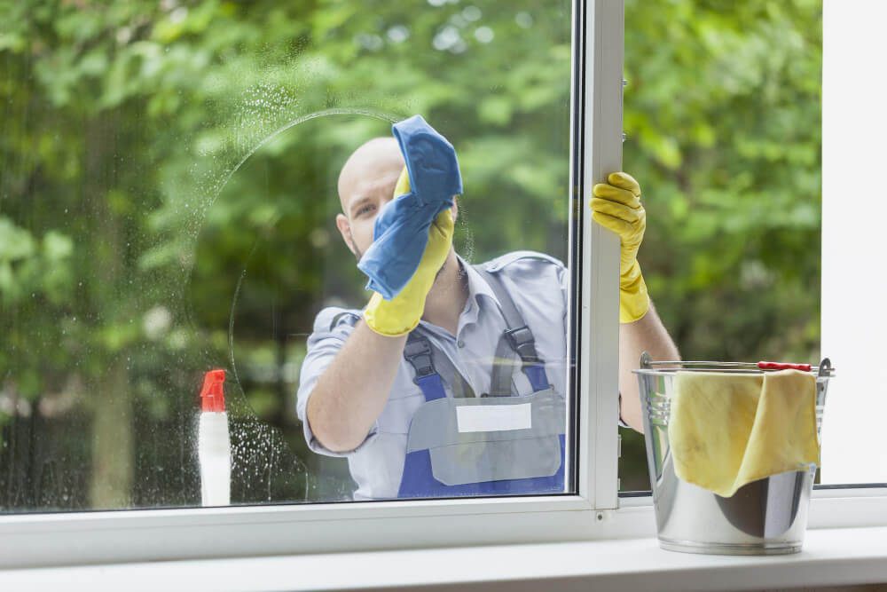 Homme qui nettoie une vitre