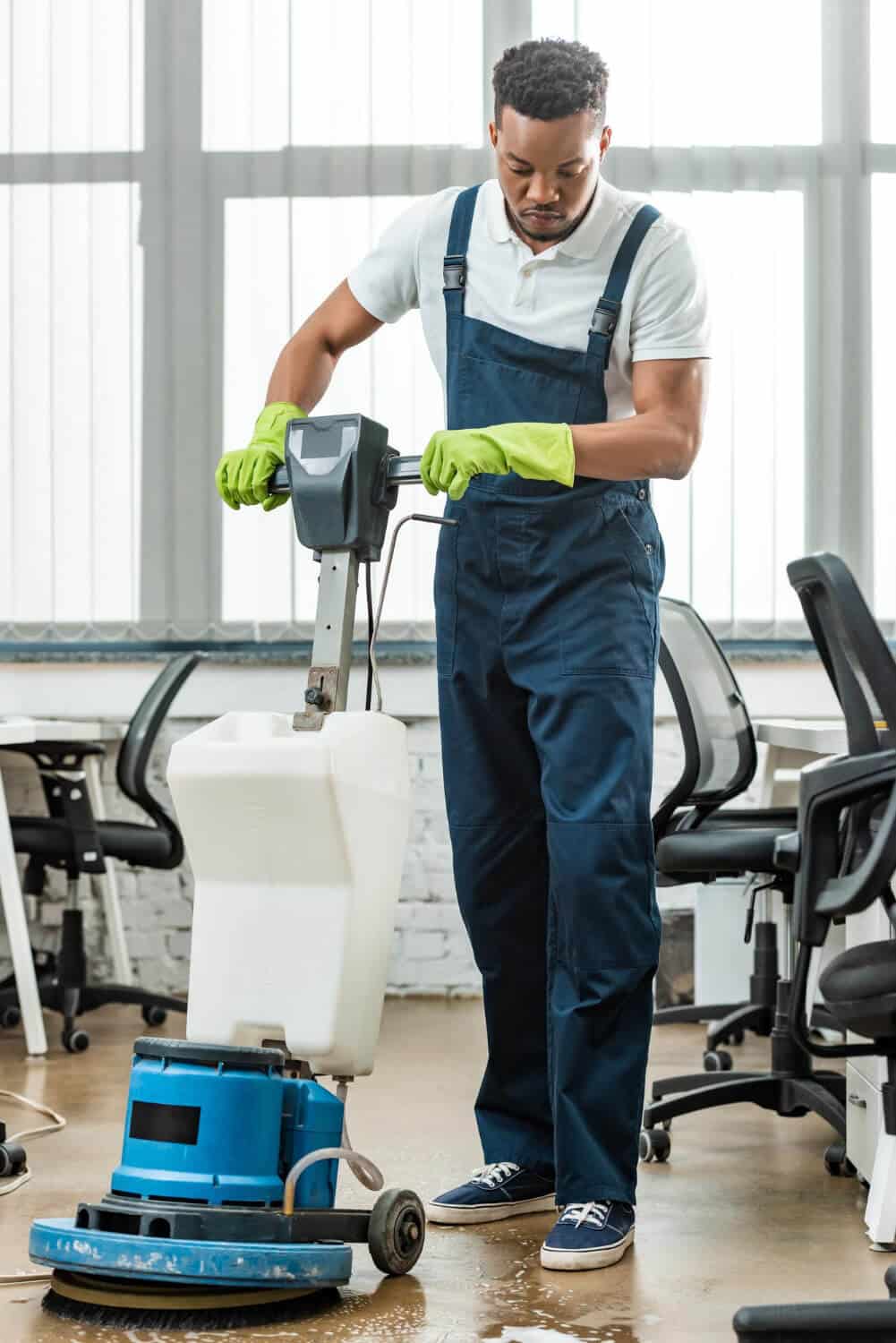 Entreprise de nettoyage - Homme qui nettoie le sol avec une machine